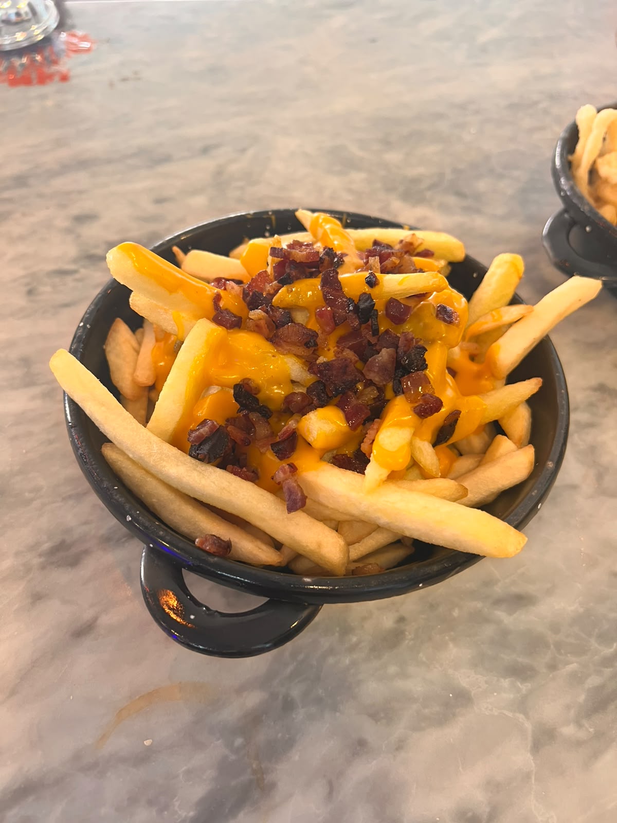 Papas fritas con cheddar y panceta